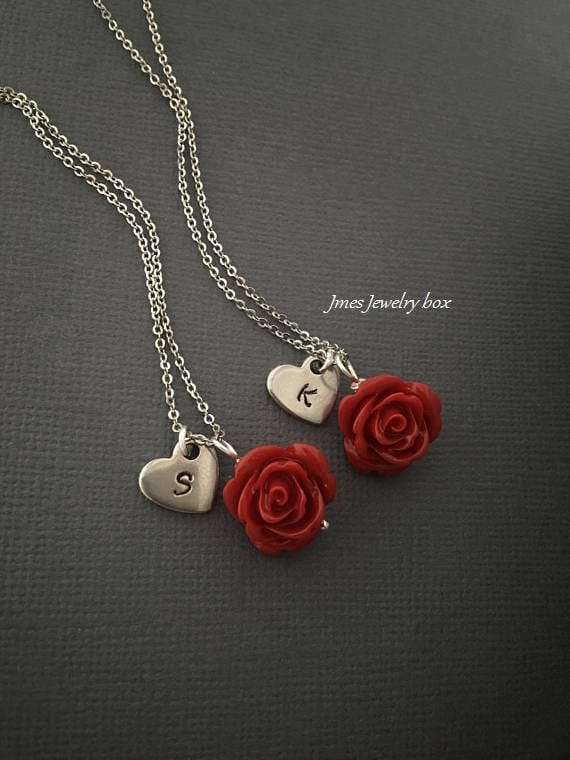 Die Schöne Und Das Biest Halskette Für 2, Rote Rose Mit Initialien Die Schöne Und Das Biest Halskette Für 2, Rote Rose Mit Initialien von jmesjewelrybox