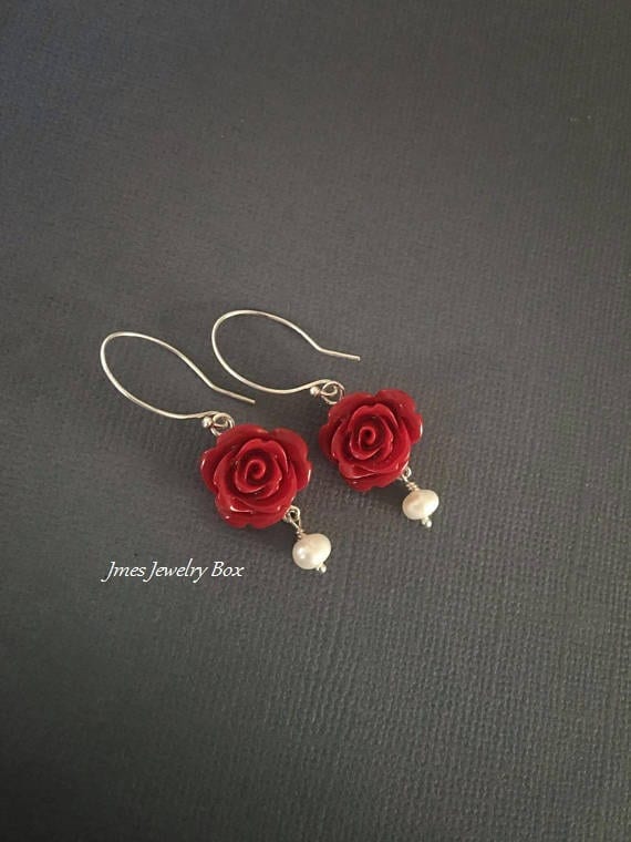 Die Schöne Und Das Biest Ohrringe Rote Rose Mit Cremefarbenen Süßwasserperlen, Ohrringe, Blume Die Schöne Und Das Biest Ohrringe Rote Rose Mit Cremefarbenen Süßwasserperlen, Ohrringe, Blume von jmesjewelrybox