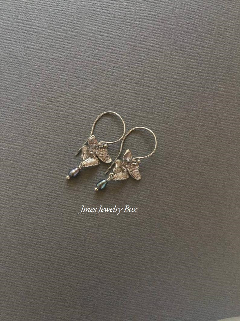 Kleine Silberne Orchidee Ohrringe Mit Süßwasserperlen, Silber Blumen Ohrringe, Schmuck, Schmuck Kleine Silberne Orchidee Ohrringe Mit Süßwasserperlen, Silber Blumen Ohrringe, Schmuck, Schmuck von jmesjewelrybox