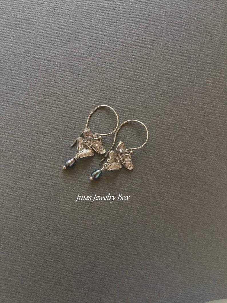 Kleine Silberne Orchidee Ohrringe Mit Süßwasserperlen, Silber Blumen Ohrringe, Schmuck, Schmuck Kleine Silberne Orchidee Ohrringe Mit Süßwasserperlen, Silber Blumen Ohrringe, Schmuck, Schmuck von jmesjewelrybox