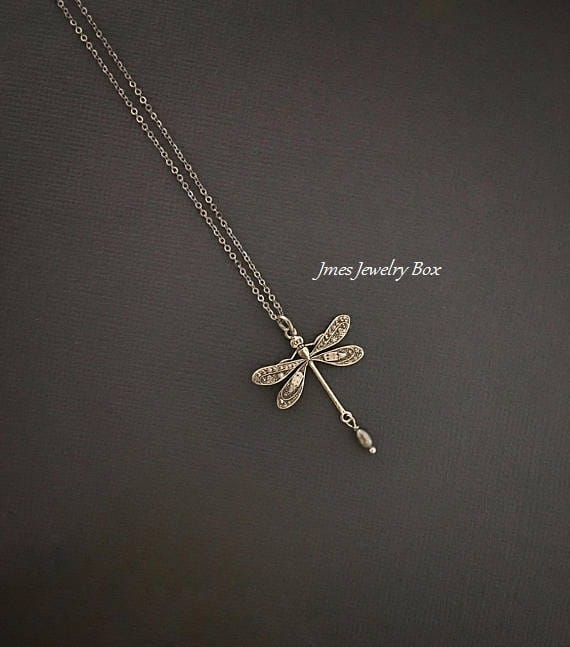 Libelle Halskette Mit Kleine Graue Perle, Anhänger, Silber Schmuck, Insekten Käfer Libelle Halskette Mit Kleine Graue Perle, Anhänger, Silber Schmuck, Insekten Käfer von jmesjewelrybox
