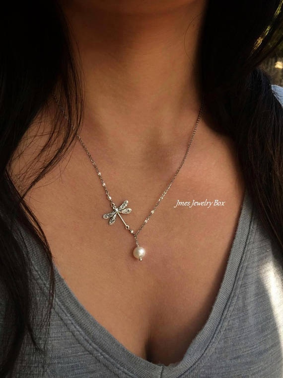 Libelle Kette Mit Creme Süsswasserperlen, Lariat Stil Kette, Libelle Silber Schmuck Libelle Kette Mit Creme Süsswasserperlen, Lariat Stil Kette, Libelle Silber Schmuck von jmesjewelrybox