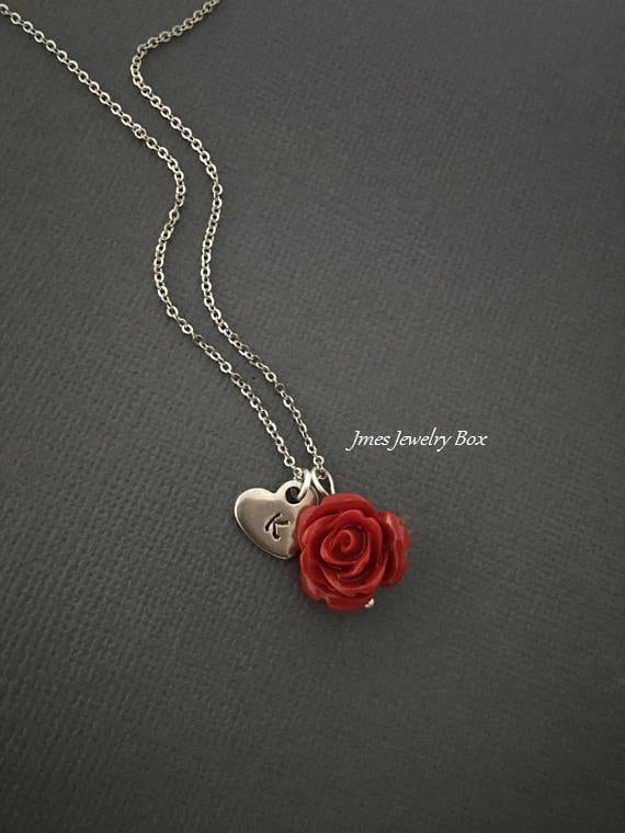 Rote Rose Und Initial Herz Halskette, Personalisierte Dunkelrote Rosen, Brautjungfern Halsketten Rote Rose Und Initial Herz Halskette, Personalisierte Dunkelrote Rosen, Brautjungfern Halsketten von jmesjewelrybox