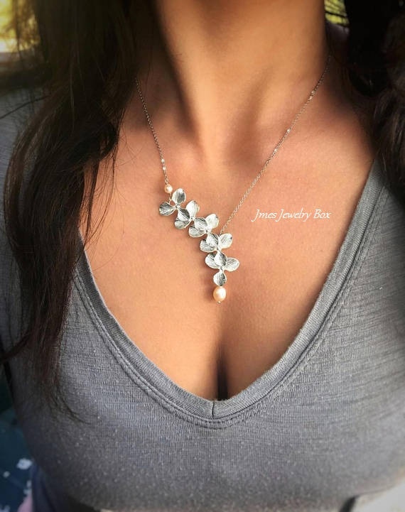 Silber Kaskadierende Blütenkette Mit Pfirsichen Süßwasserperlen, Orchidee Halskette Perlen, Blumen Silber Kaskadierende Blütenkette Mit Pfirsichen Süßwasserperlen, Orchidee Halskette Perlen, Blumen von jmesjewelrybox