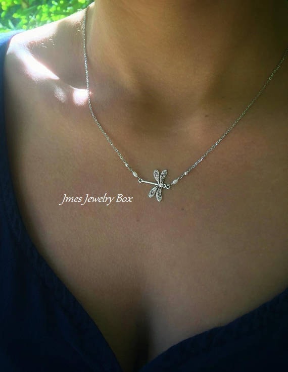 Silber Libelle Halskette Mit Winzigen Süßwasserperlen, Kleine Halskette, Seitlich Insekten von jmesjewelrybox