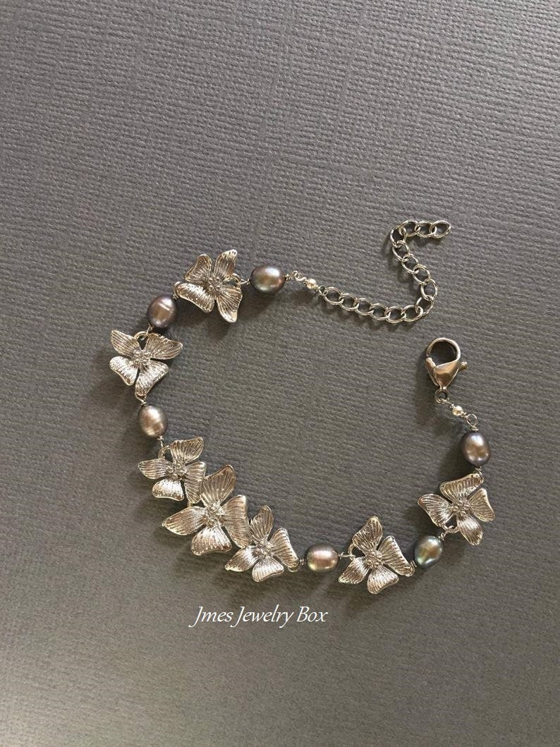 Silber Orchidee Armband Mit Süßwasserperlen, Blumen Armband, Orchideen Florales Schmuck Silber Orchidee Armband Mit Süßwasserperlen, Blumen Armband, Orchideen Florales Schmuck von jmesjewelrybox