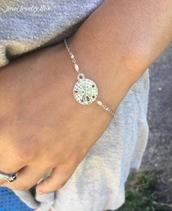 Silber Sanddollar Armband Mit Winzigen Süßwasserperlen, Armband, Schmuck, Seekeks Silber Sanddollar Armband Mit Winzigen Süßwasserperlen, Armband, Schmuck, Seekeks von jmesjewelrybox