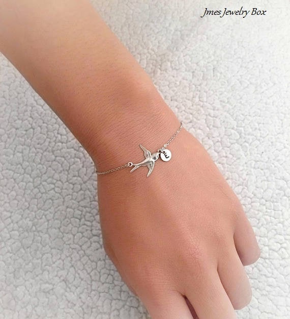 Silber-Spatz-Armband Mit Initial, Silber-Taube-Armband, Silber-Vogel-Armband, Fliegendes Spatz-Armband, Kleines Silbervogel-Armband Silber-Spatz-Armband Mit Initial, Silber-Taube-Armband, Silber-Vogel-Armband, Fliegendes Spatz-Armband, Kleines Silbervogel-Armband von jmesjewelrybox