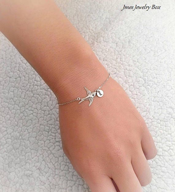 Silber-Spatz-Armband Mit Initial, Silber-Taube-Armband, Silber-Vogel-Armband, Fliegendes Spatz-Armband, Kleines Silbervogel-Armband Silber-Spatz-Armband Mit Initial, Silber-Taube-Armband, Silber-Vogel-Armband, Fliegendes Spatz-Armband, Kleines Silbervogel-Armband von jmesjewelrybox