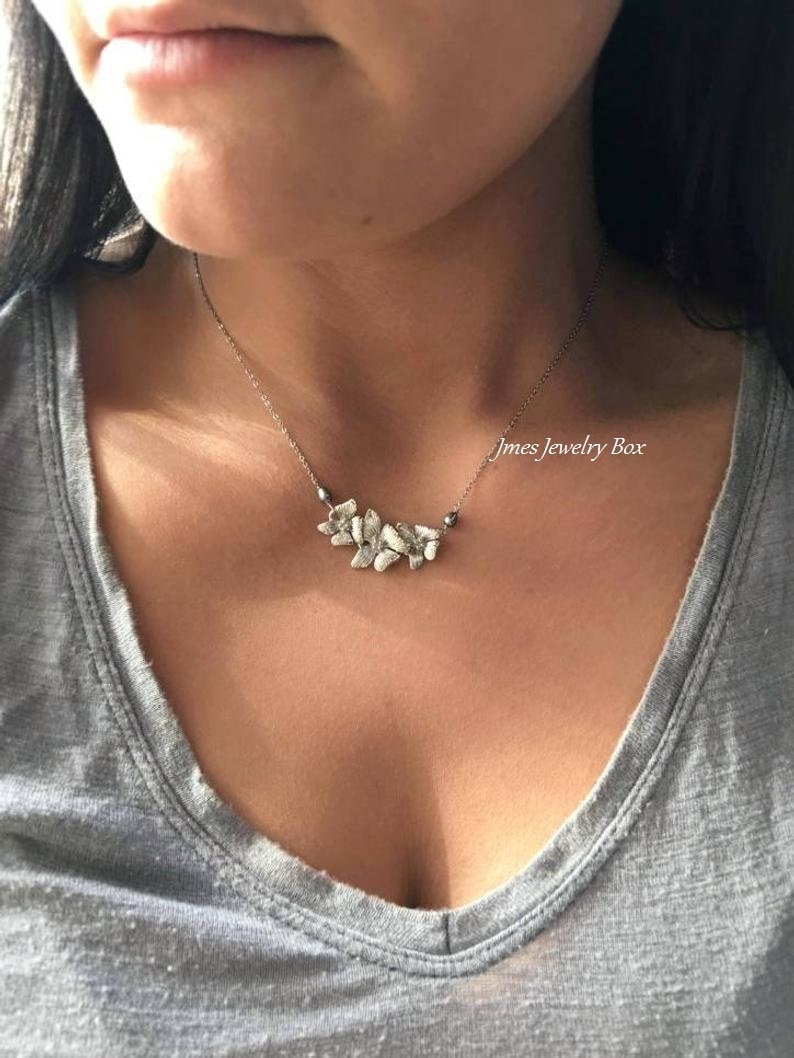 Silberne Blüten Halskette Mit Kleinen Süßwasserperlen, Blumen Für Frauen, Silber Orchidee Halskette, Dreifache Silberne Blüten Halskette Mit Kleinen Süßwasserperlen, Blumen Für Frauen, Silber Orchidee Halskette, Dreifache von jmesjewelrybox