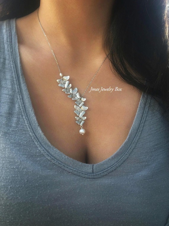 Silberne Cascading Orchidee Halskette Mit Süßwasserperlen, Silberblumen Halskette, Fallende Brautjungfern Silberne Cascading Orchidee Halskette Mit Süßwasserperlen, Silberblumen Halskette, Fallende Brautjungfern von jmesjewelrybox