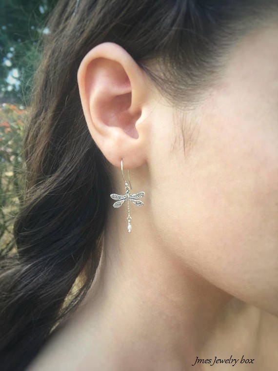 Silberne Libellen-Ohrringe Mit Winzigen Süßwasserperlen Silberne Libellen-Ohrringe Mit Winzigen Süßwasserperlen von jmesjewelrybox