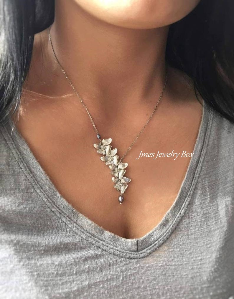 Silberne Orchidee Halskette Mit Pfauenperlen, Blumenhalskette, Orchideenlariathalskette, Orchideenschmuck, Blumenschmuck Silberne Orchidee Halskette Mit Pfauenperlen, Blumenhalskette, Orchideenlariathalskette, Orchideenschmuck, Blumenschmuck von jmesjewelrybox