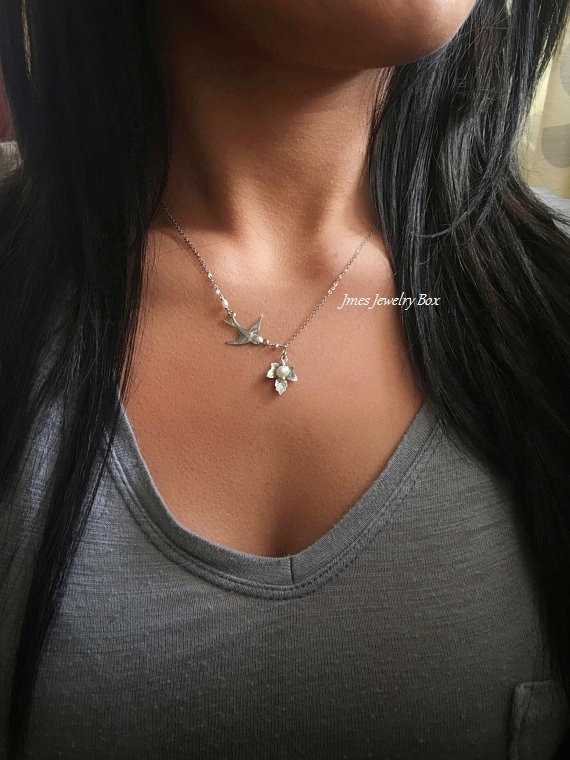 Silberne Spatzenhalskette Mit Silbernem Blatt Und Perle, Fliegende Vogelhalskette, Spatzenhalskette, Silberne Taubenhalskette, Vogelzweig Lariat Silberne Spatzenhalskette Mit Silbernem Blatt Und Perle, Fliegende Vogelhalskette, Spatzenhalskette, Silberne Taubenhalskette, Vogelzweig Lariat von jmesjewelrybox