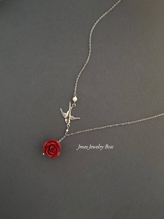 Silberne Spatz Und Rote Rose Lariat Stil Halskette, Silber Vogel Dunkelrote Rote Halskette Silberne Spatz Und Rote Rose Lariat Stil Halskette, Silber Vogel Dunkelrote Rote Halskette von jmesjewelrybox