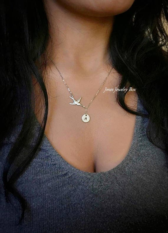 Silberne Vogel Halskette Mit Initialscheibe, Fliegende Halskette, Silber Taube Kleine Spatz Silberne Vogel Halskette Mit Initialscheibe, Fliegende Halskette, Silber Taube Kleine Spatz von jmesjewelrybox