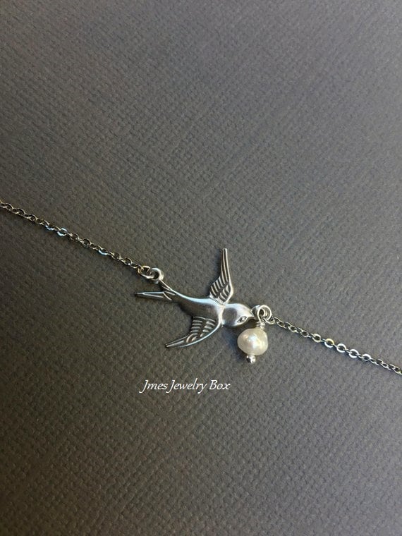 Silbernes Schwalbenarmband Mit Süßwasserperle, Silbernes Vogelarmband, Schwalbenarmband, Fliegendes Spatzenarmband Silbernes Schwalbenarmband Mit Süßwasserperle, Silbernes Vogelarmband, Schwalbenarmband, Fliegendes Spatzenarmband von jmesjewelrybox