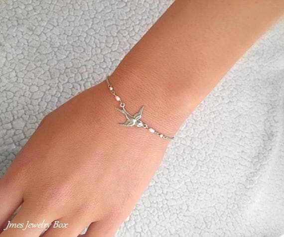 Silbernes Spatz Armband Mit Winzigen Süßwasserperlen, Fliegendes Vogel Armband, Kleines Silber Taube Silbernes Spatz Armband Mit Winzigen Süßwasserperlen, Fliegendes Vogel Armband, Kleines Silber Taube von jmesjewelrybox