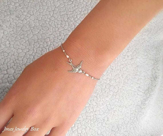 Silbernes Spatz Armband Mit Winzigen Süßwasserperlen, Fliegendes Vogel Armband, Kleines Silber Taube Silbernes Spatz Armband Mit Winzigen Süßwasserperlen, Fliegendes Vogel Armband, Kleines Silber Taube von jmesjewelrybox