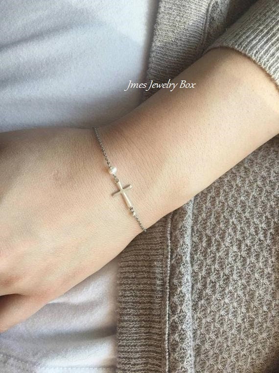 Zierliches Silbernes Seitliches Kreuz Armband Mit Winziger Süßwasserperle, Kleines Armband Zierliches Silbernes Seitliches Kreuz Armband Mit Winziger Süßwasserperle, Kleines Armband von jmesjewelrybox