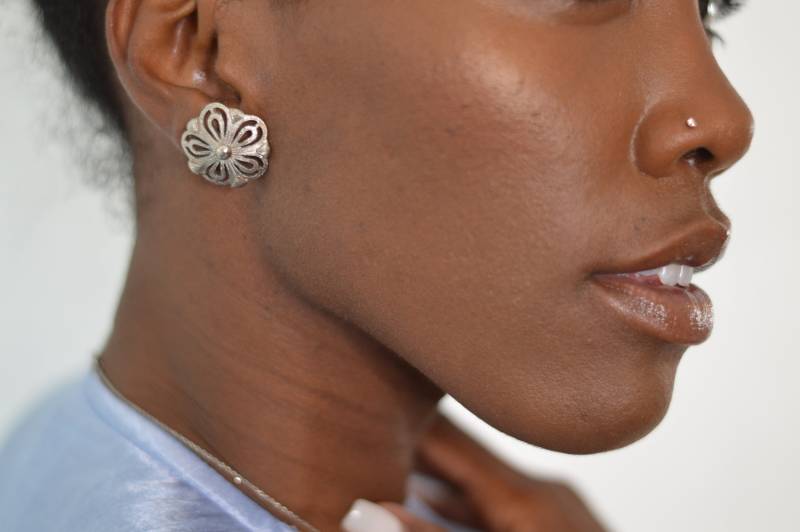 Vintage Ridged Geschnitzt Silber Blume Clip Ons Verzierte Aussage von jmichaelvintage