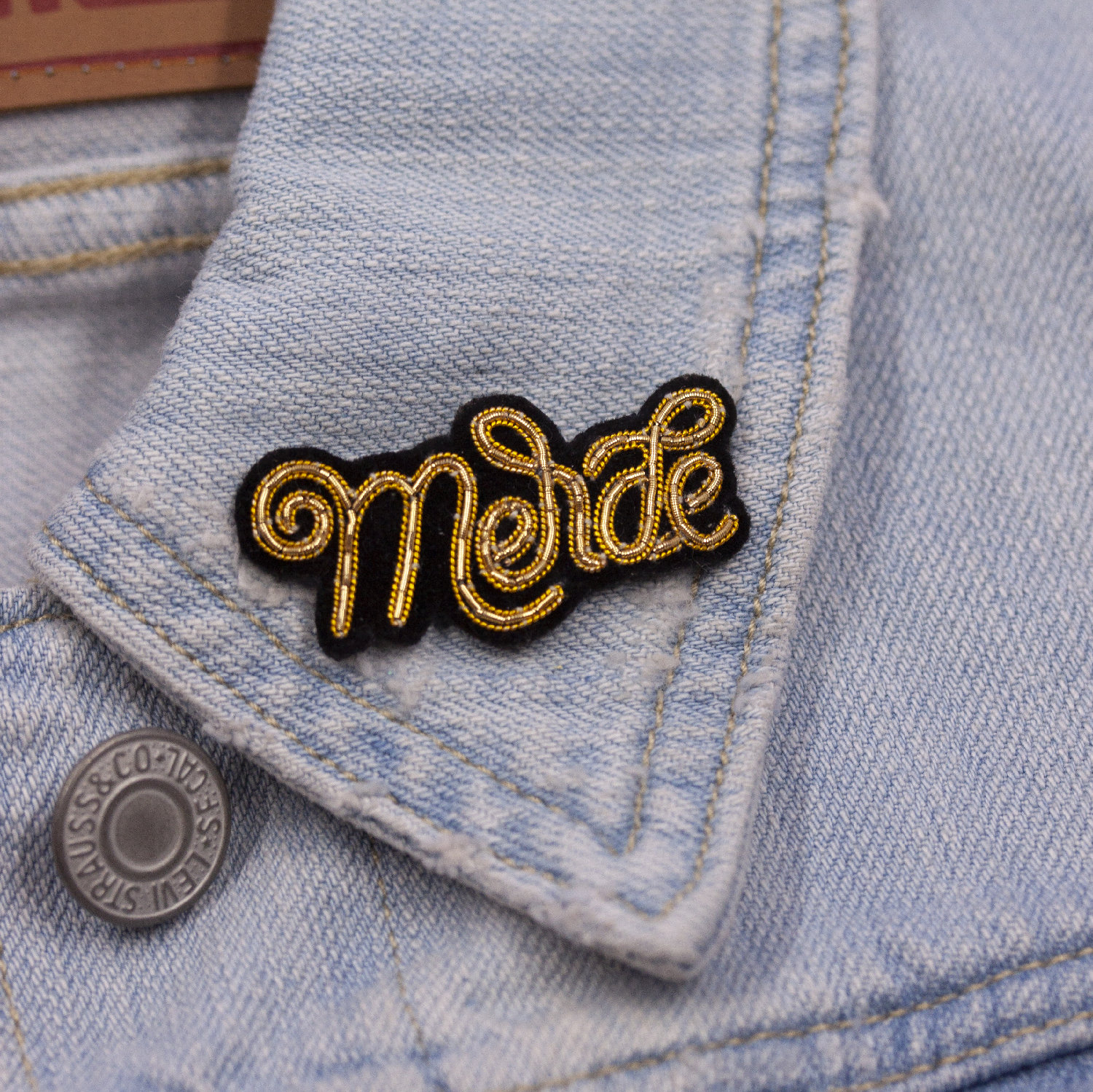 Merde Hand Bestickte Brosche von joannabehar