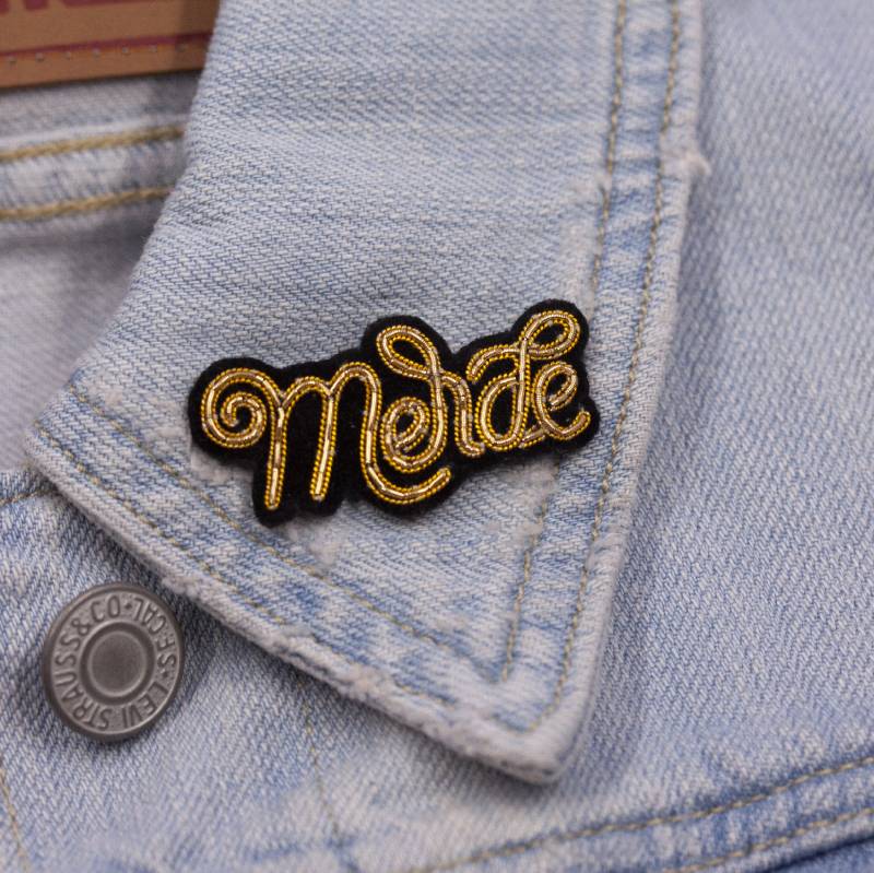 Merde Hand Bestickte Brosche von joannabehar