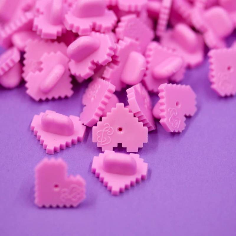 Pixel Herz Geformte Untersetzer Für Emaille-Pins | Emaille Pin Mit Gummi Verschlüssen Gummirücken Stifte Verpixelte Herz Gummiverschlüsse von joannabehar