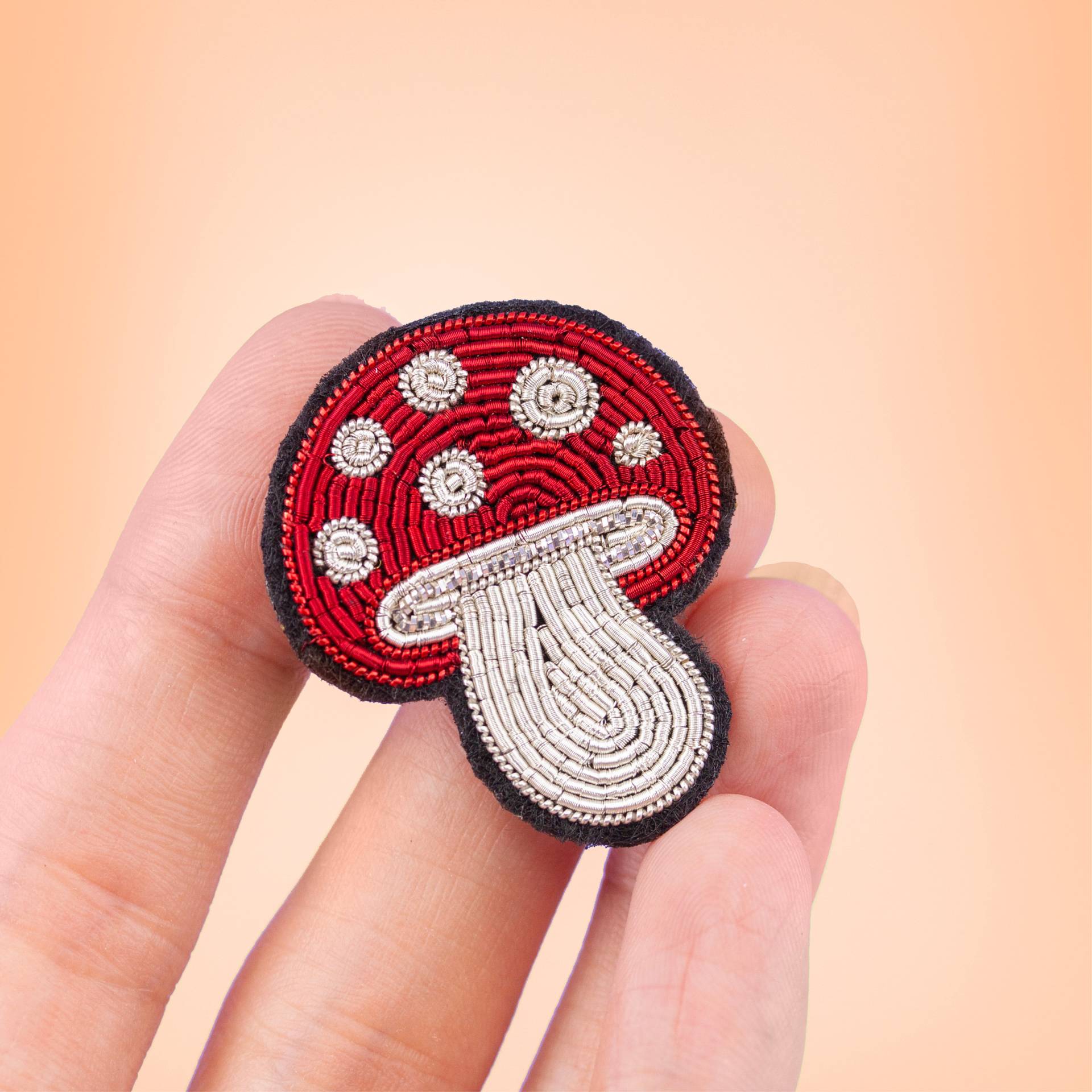 Roter Pilz Handbestickte Brosche | Naturliebhaber Süße Pilzbrosche Mantel Jacke Accessoire Pilze Geschenk Für Ihre Kräuter von joannabehar