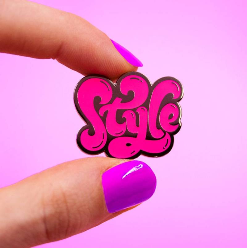 style Pin - Neon Pinker Niedlicher Schriftzug Retro Heller Emaille Pin Für Rucksack Oder Jacke von joannabehar