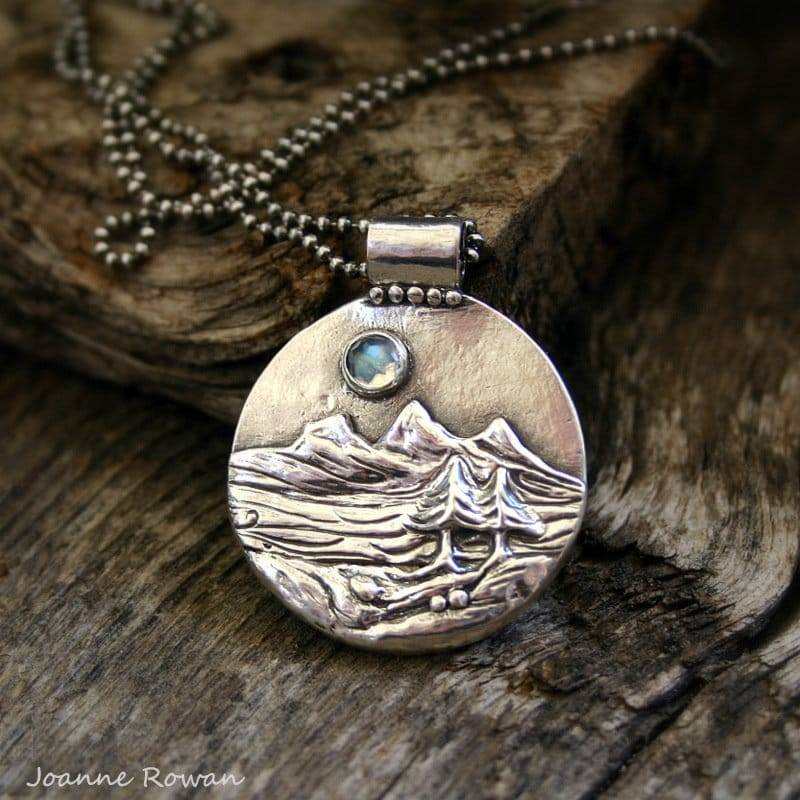 Calling The Moon Halskette, Sterling Silber Und Regenbogen Mondstein Oder Labradorit Anhänger Mit Bergen, Fluss, Wald von joannerowan