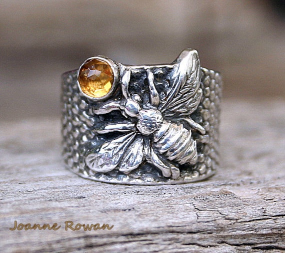 Honig Biene Ring, Sterling Silber Comfort Fit Breitbandring Mit Rose Cut Citrin, Auf Bestellung in Jeder Größe Gefertigt Honig Biene Ring, Sterling Silber Comfort Fit Breitbandring Mit Rose Cut Citrin, Auf Bestellung in Jeder Größe Gefertigt von joannerowan