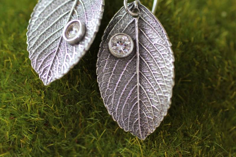 Rosenblatt Ohrringe, Modelliert Aus Echten Rosenblättern in Sterling Silber Rosenblatt Ohrringe, Modelliert Aus Echten Rosenblättern in Sterling Silber von joannerowan