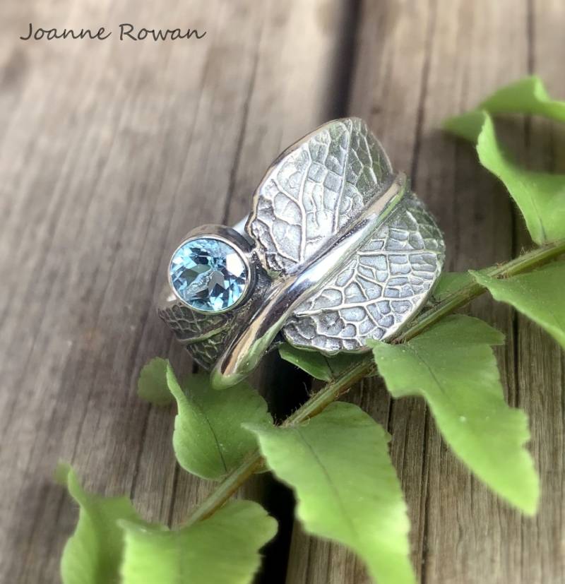 Salbei Und Topas...salbei Blattring Mit Aqua Blau Topas in Sterling Silber...verlobungsring Ehering Versprechensring Salbei Und Topas...salbei Blattring Mit Aqua Blau Topas in Sterling Silber...verlobungsring Ehering Versprechensring von joannerowan