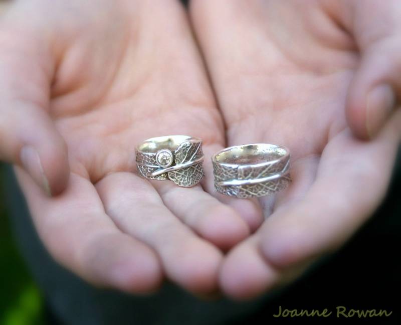 Wir Zwei Sind Eins ... Paar Sage Leaf Bands Hand Modelliert in Sterling Silber Wir Zwei Sind Eins ... Paar Sage Leaf Bands Hand Modelliert in Sterling Silber von joannerowan