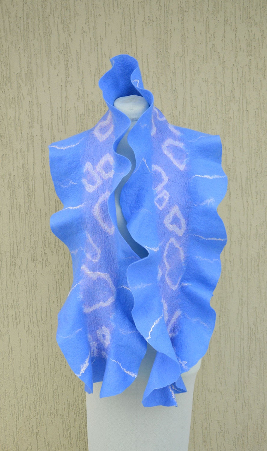 Blauer Nuno Filzschal. Filzschal Aus Seide. Shibori Gefärbter Seiden Filz Schal. Blau Weißer Rüschenschal von joboba123