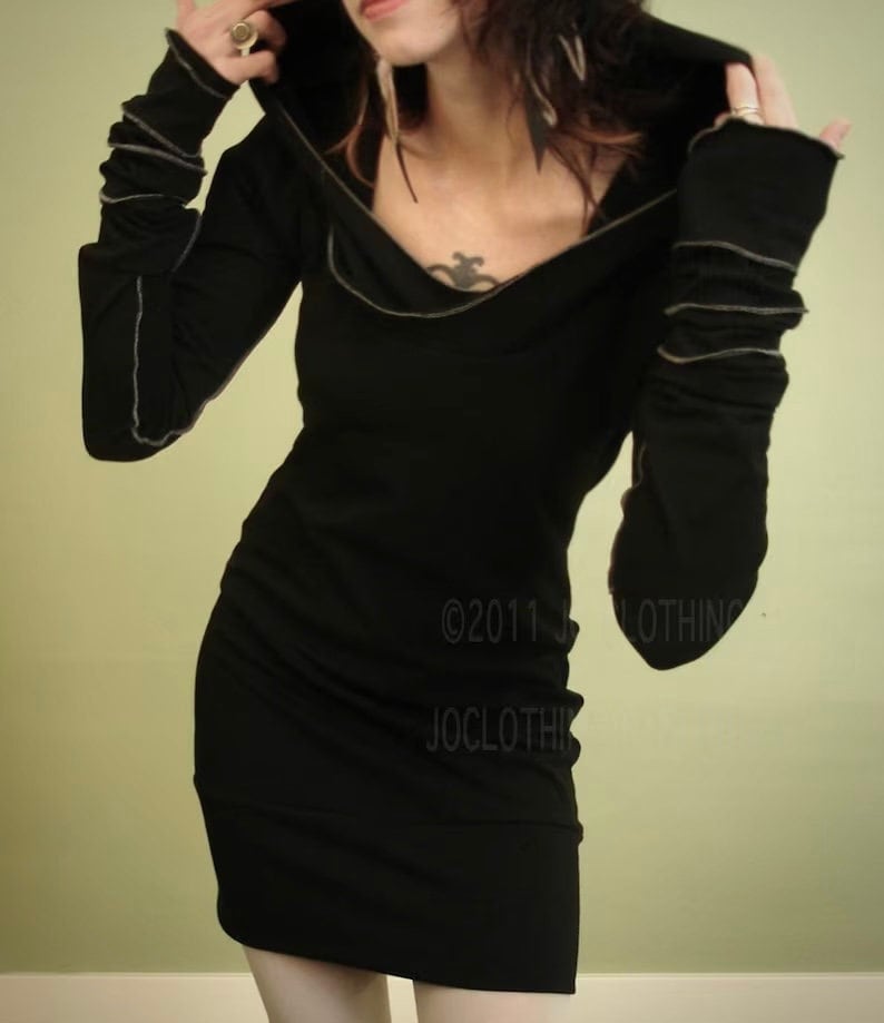 Kapuzen-Tunika/Kleid Mit Extra Langen Ärmeln in Schwarz Grauen Ziernähten von joclothing