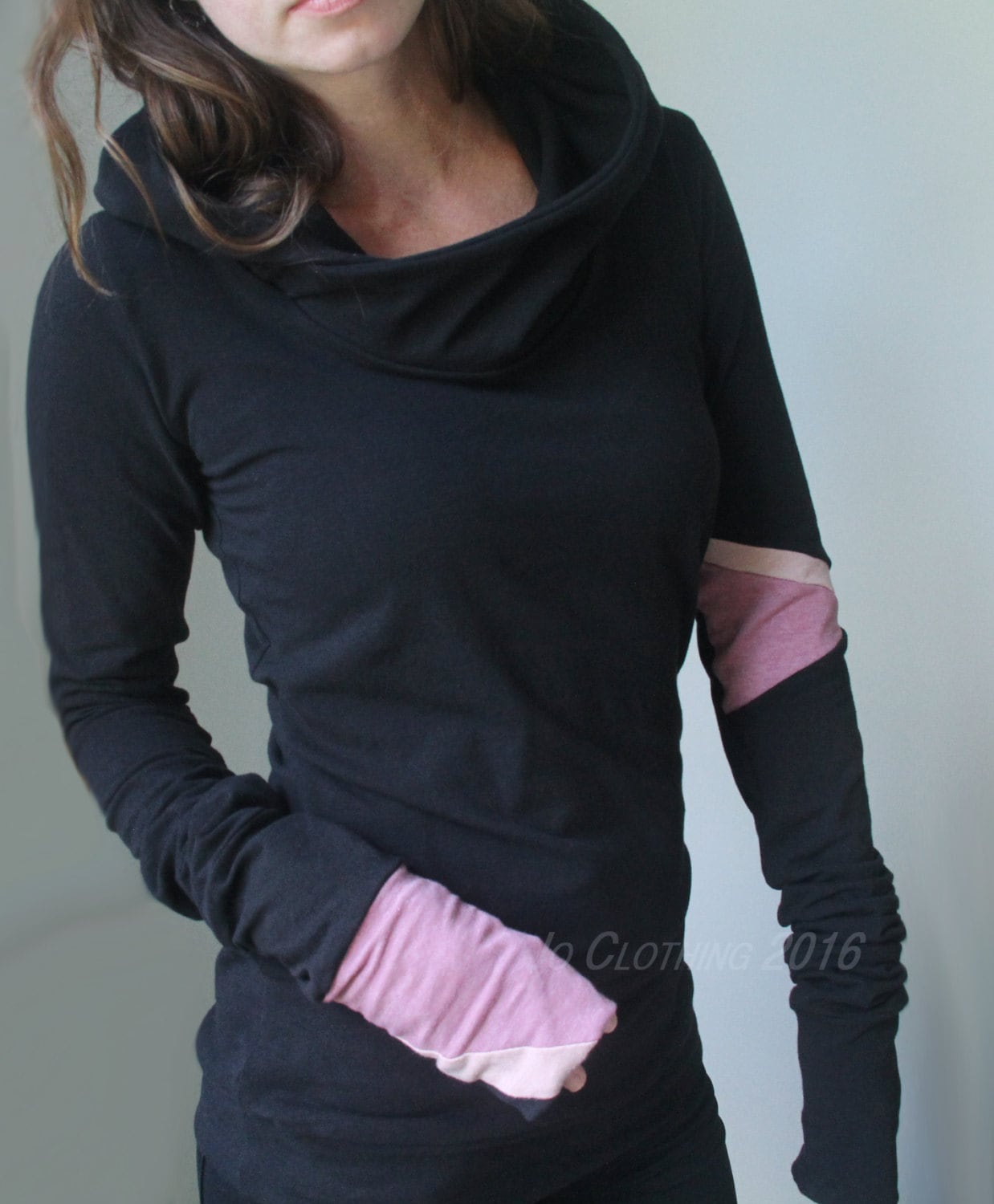 Kapuzenoberteil/Extra Lange Ärmel Schwarz Mit Pink Color Block Details von joclothing
