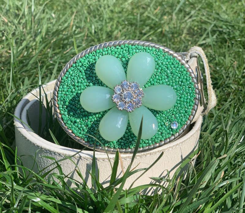 Signature Jodi's Jems Flower Gürtelschnalle. Alle Schnallen Werden Mit Ihrer Wahl Der Riemengröße Und -Farbe Geliefert von jodisjems