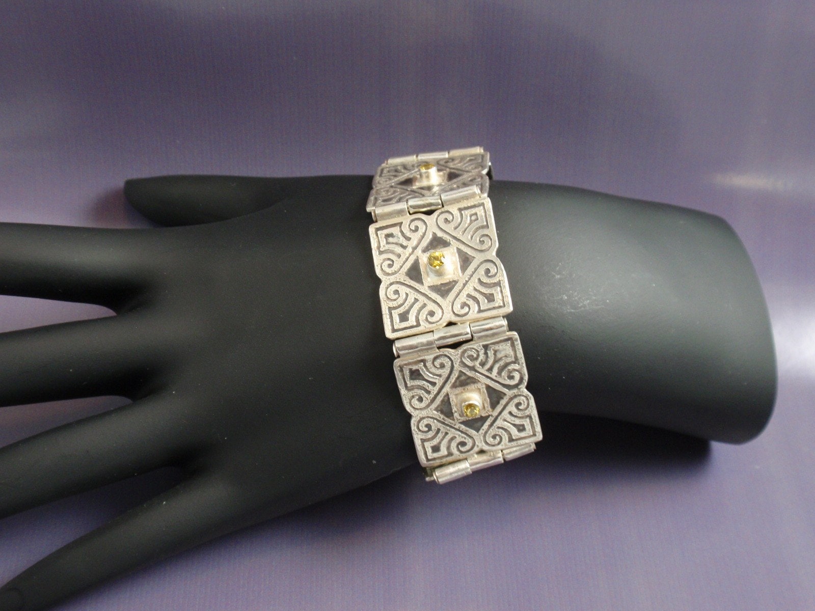 Aufklappbare Verknüpfte Armband Mit Gelben Saphiren Aufklappbare Verknüpfte Armband Mit Gelben Saphiren von jodyfink