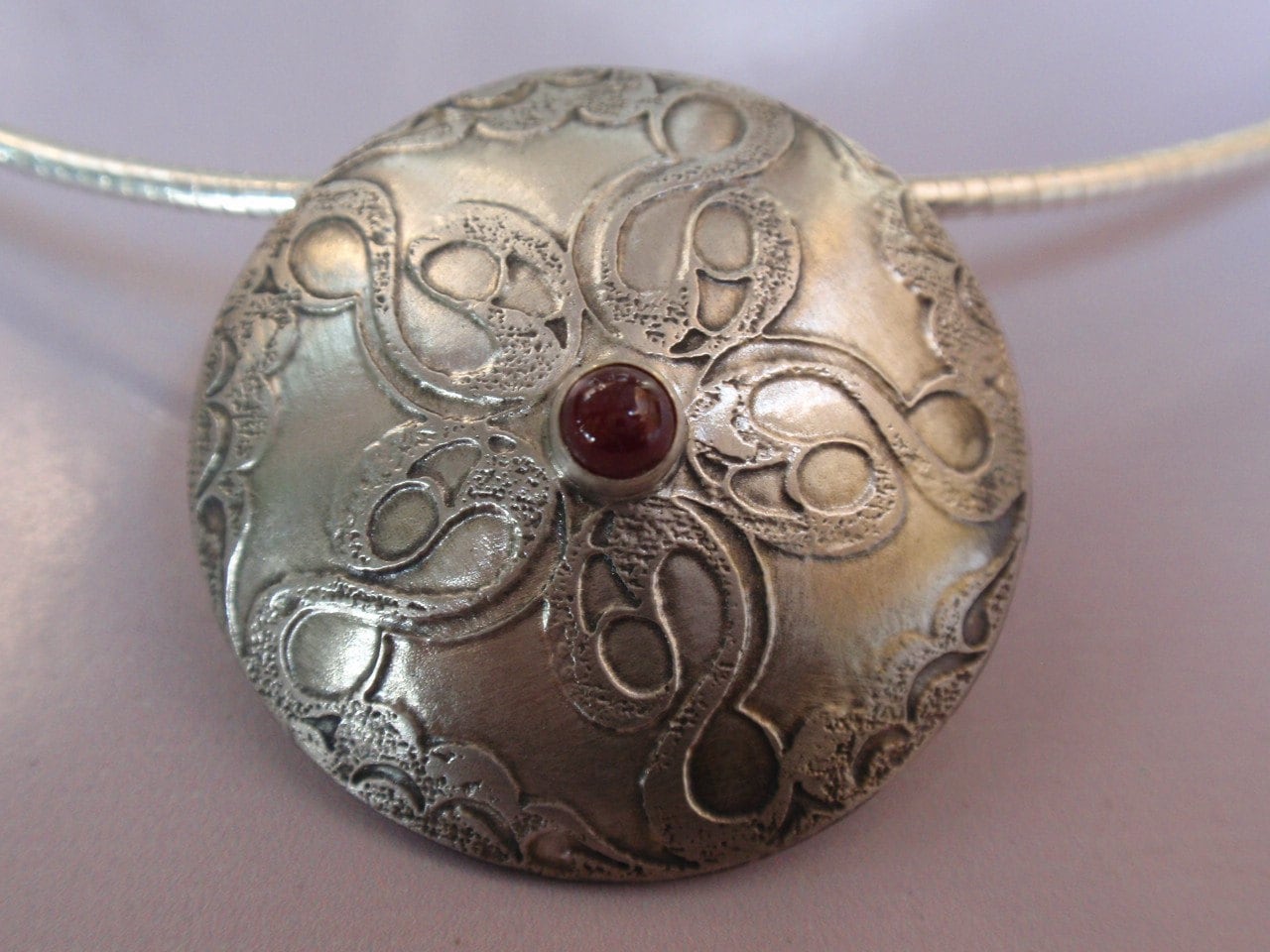 Geätzte Sterlingsilber Kuppel Mit Ruby Geätzte Sterlingsilber Kuppel Mit Ruby von jodyfink