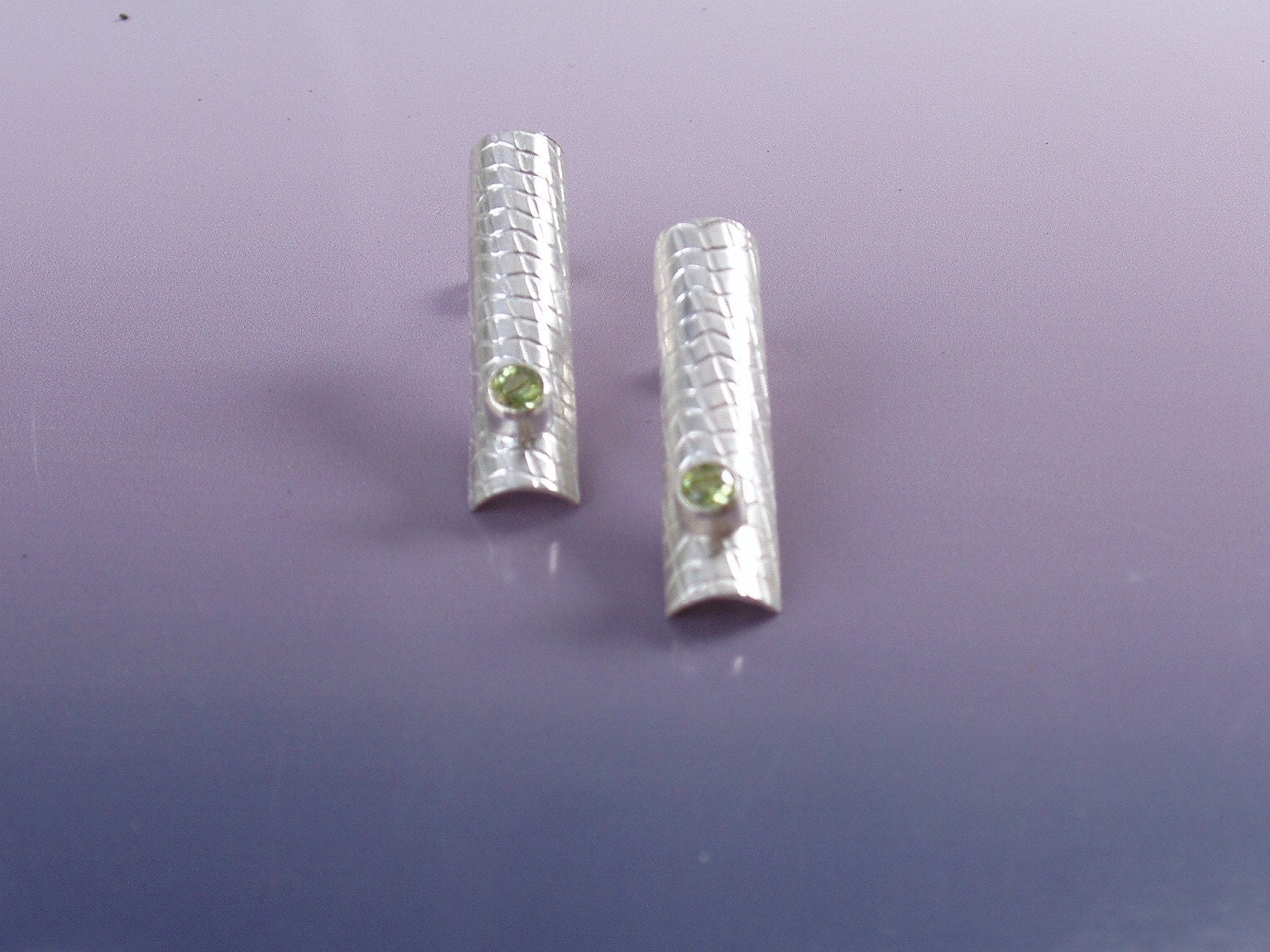 sterling Silber Texturierte Halb-Zylinderförmig Ohrringe Mit Grünen Peridot sterling Silber Texturierte Halb-Zylinderförmig Ohrringe Mit Grünen Peridot von jodyfink