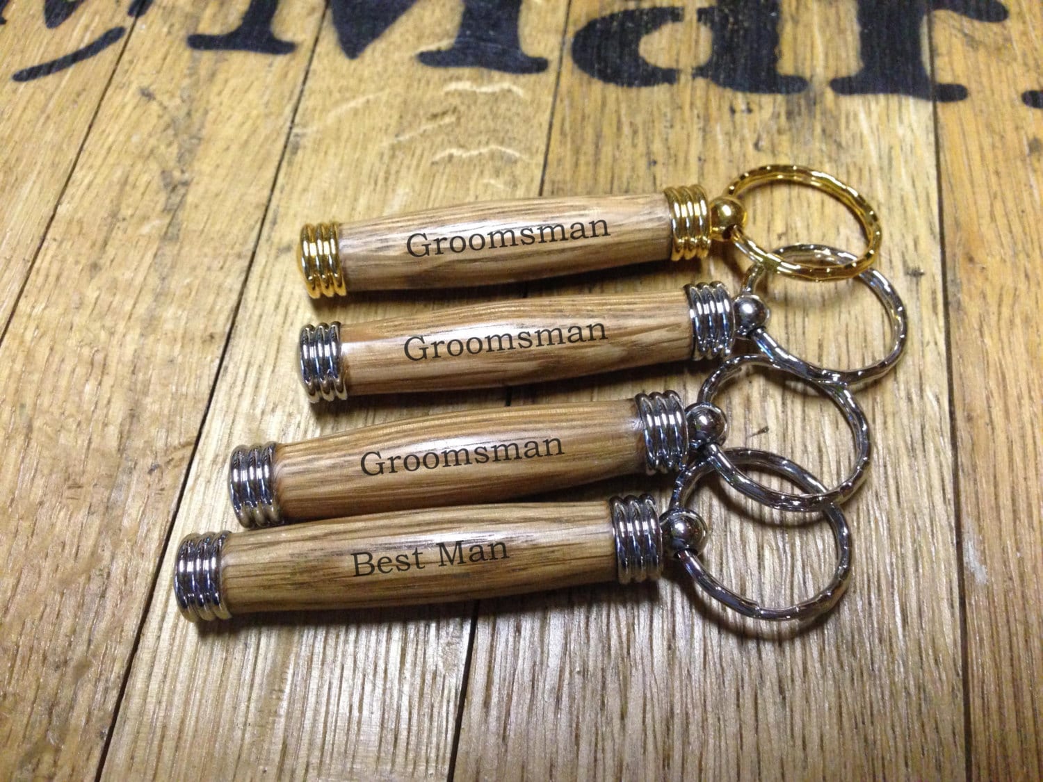 Trauzeuge Geschenke - Set Von Fünf Bourbon Fass Eiche Secret Compartment Keychain Hergestellt Aus Graviert Trauzeuge Geschenke - Set Von Fünf Bourbon Fass Eiche Secret Compartment Keychain Hergestellt Aus Graviert von joefrog