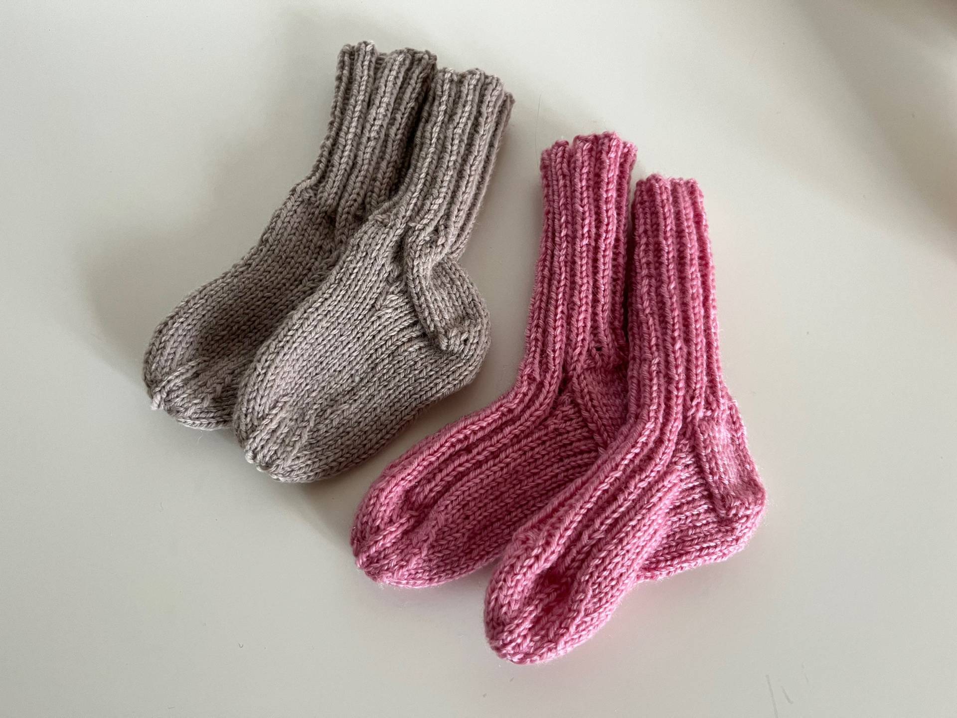 2x Erstlingssocken, Babysocken, Babystrümpfe, Newborn, Neugeborene Atelier Zitron High Twist, Geschenk, Babykleidung, Geburt, Taufe, Babyfotografie von johannesmarie