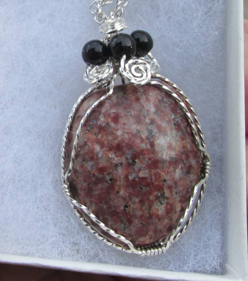 Der Stein Halskette, Granit in Silberdraht von johnchapman3