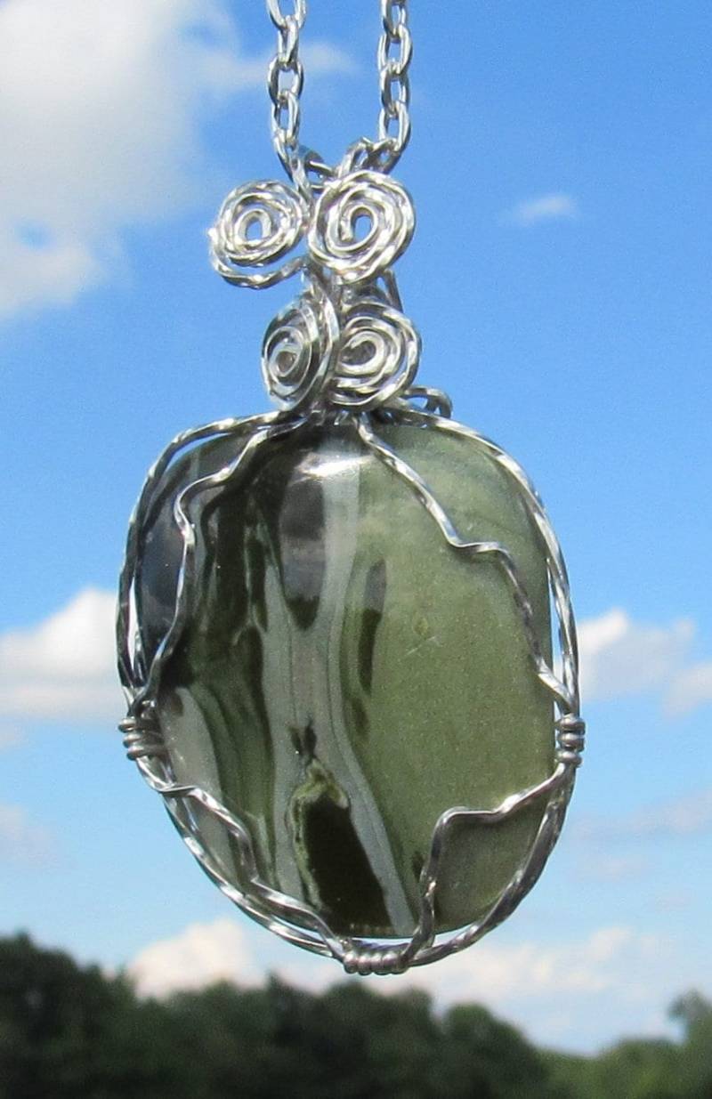 Esche Canyon Ricolite Cabochon in Silberdraht von johnchapman3