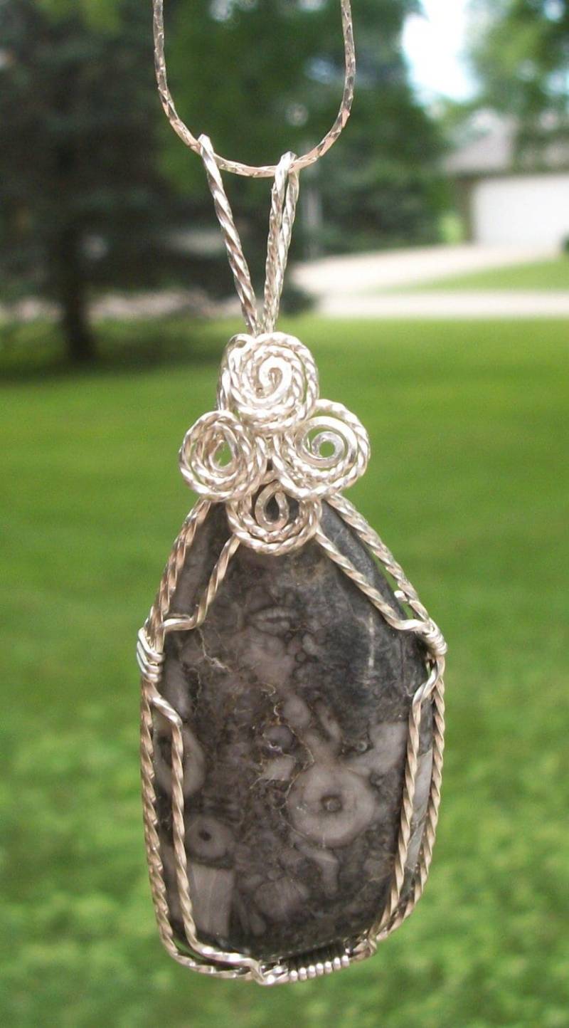 Fossiler Stein Anhänger Drahtumwickelt in Versilberten Draht von johnchapman3