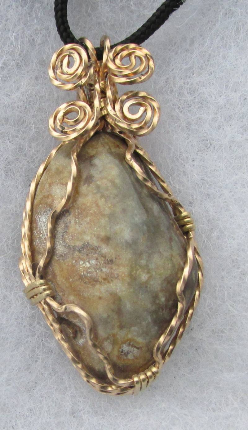 Mozarkite Cabochon Draht Gewickelt Anhänger in Bronze-Draht von johnchapman3