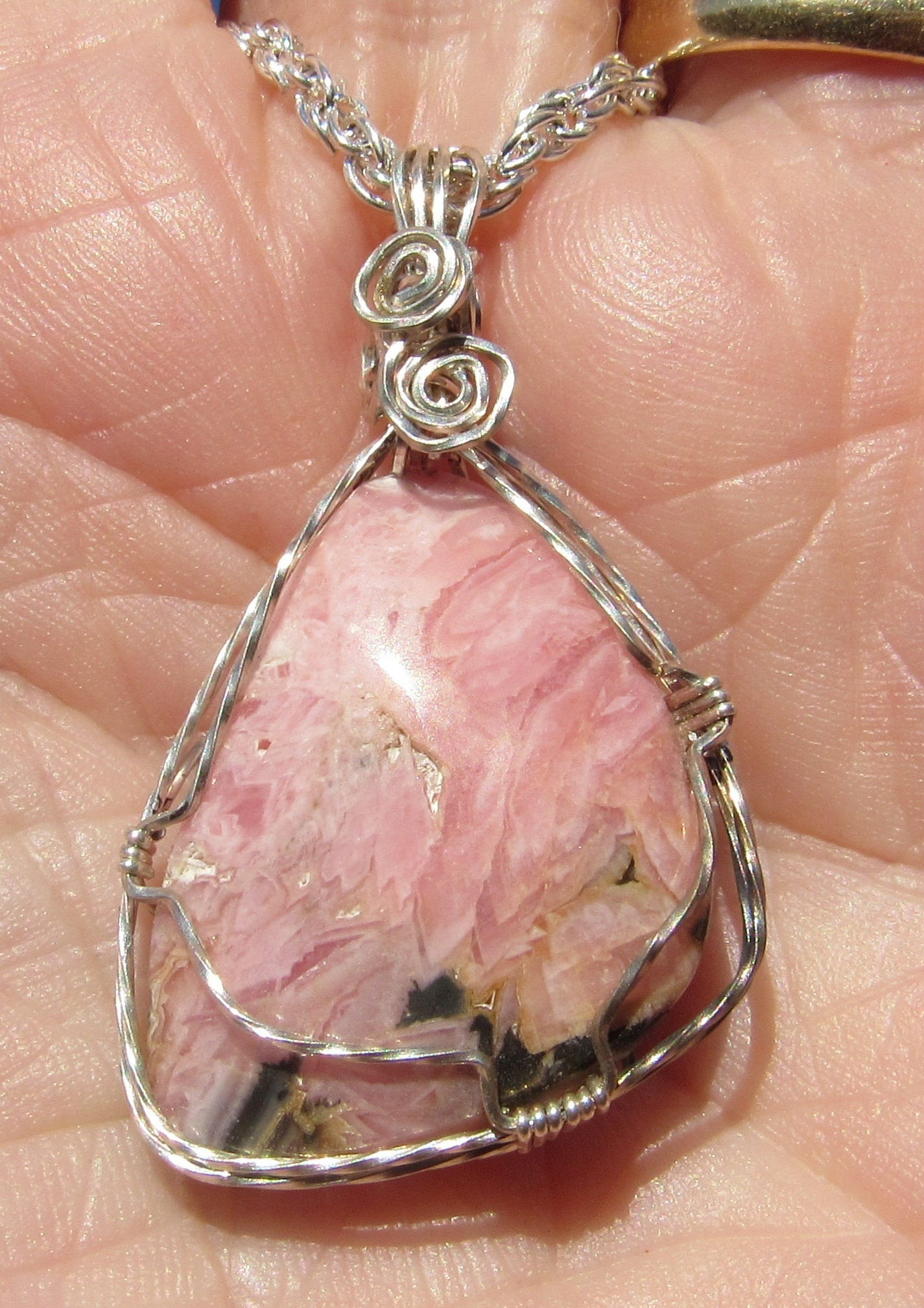 Rhodochrosit Freeform Cabachon, Anhängerdraht in Silberdraht Gewickelt Rhodochrosit Freeform Cabachon, Anhängerdraht in Silberdraht Gewickelt von johnchapman3