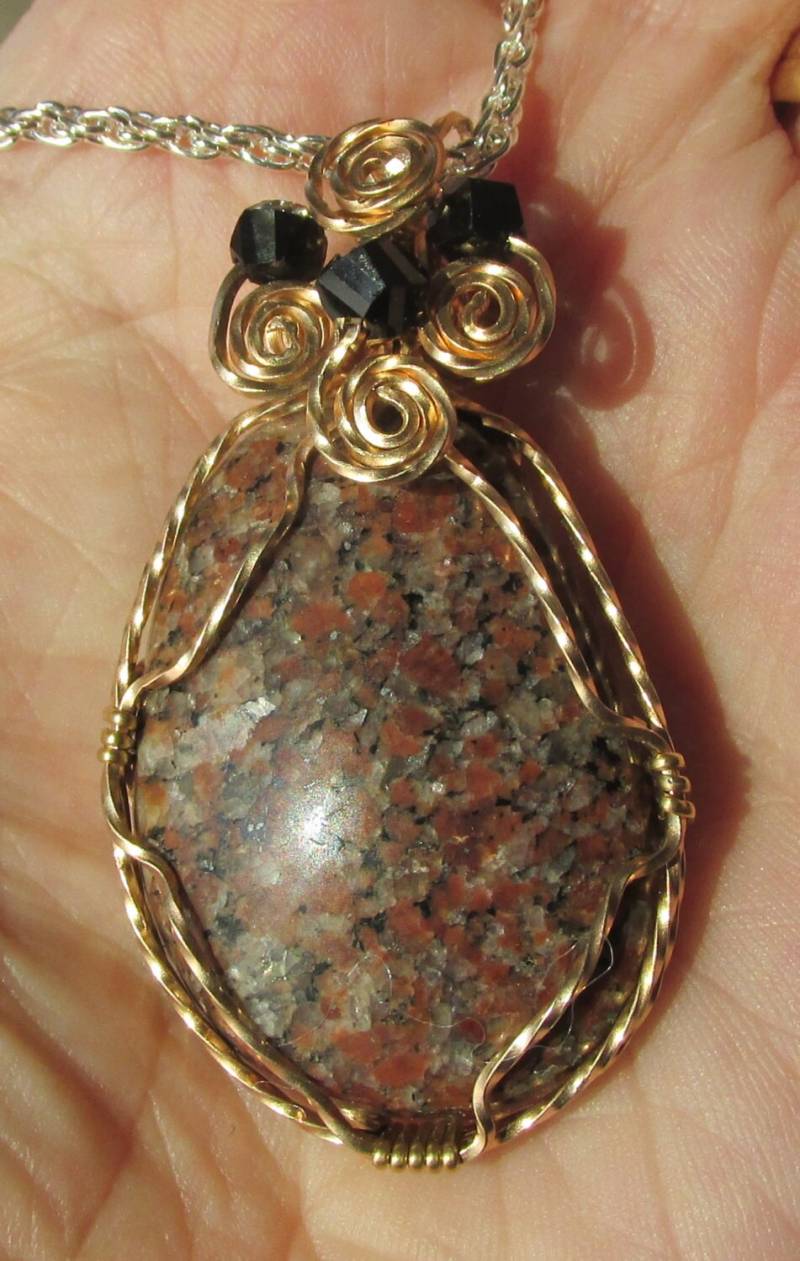 Roter Granitstein in Cabachon Draht Umwickelt, Bronzedraht Gedreht von johnchapman3